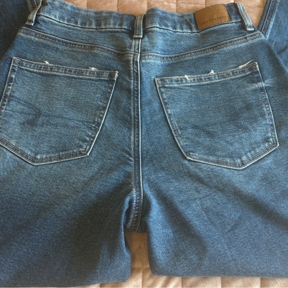 American Eagle Curvy Mom Jeans Size 6 High Rise Straight Leg Medium Wash - Picture 5 of 7
